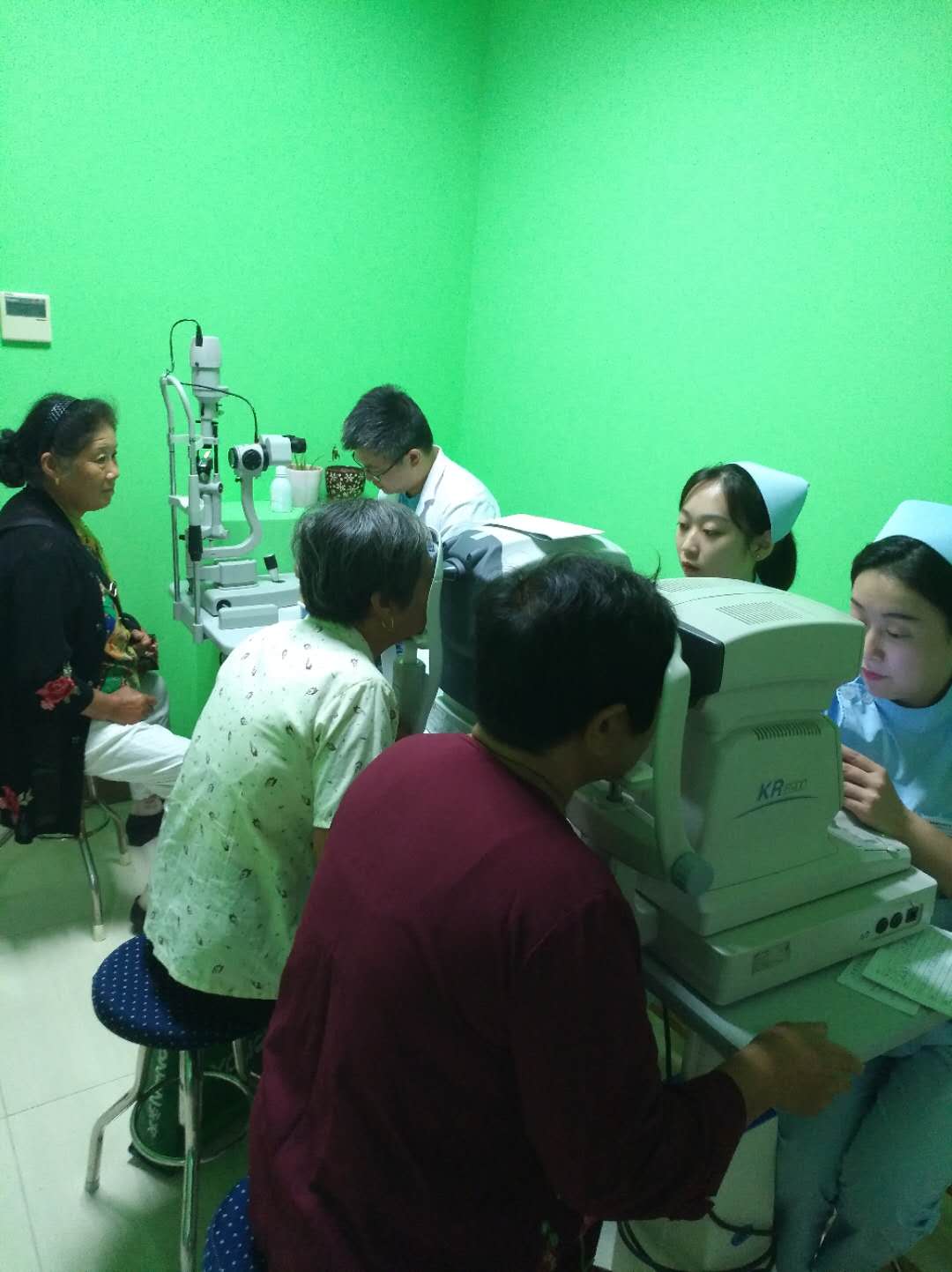 淮南澤明眼科醫院就診高峰，患者積極配合醫護人員，溫馨和諧